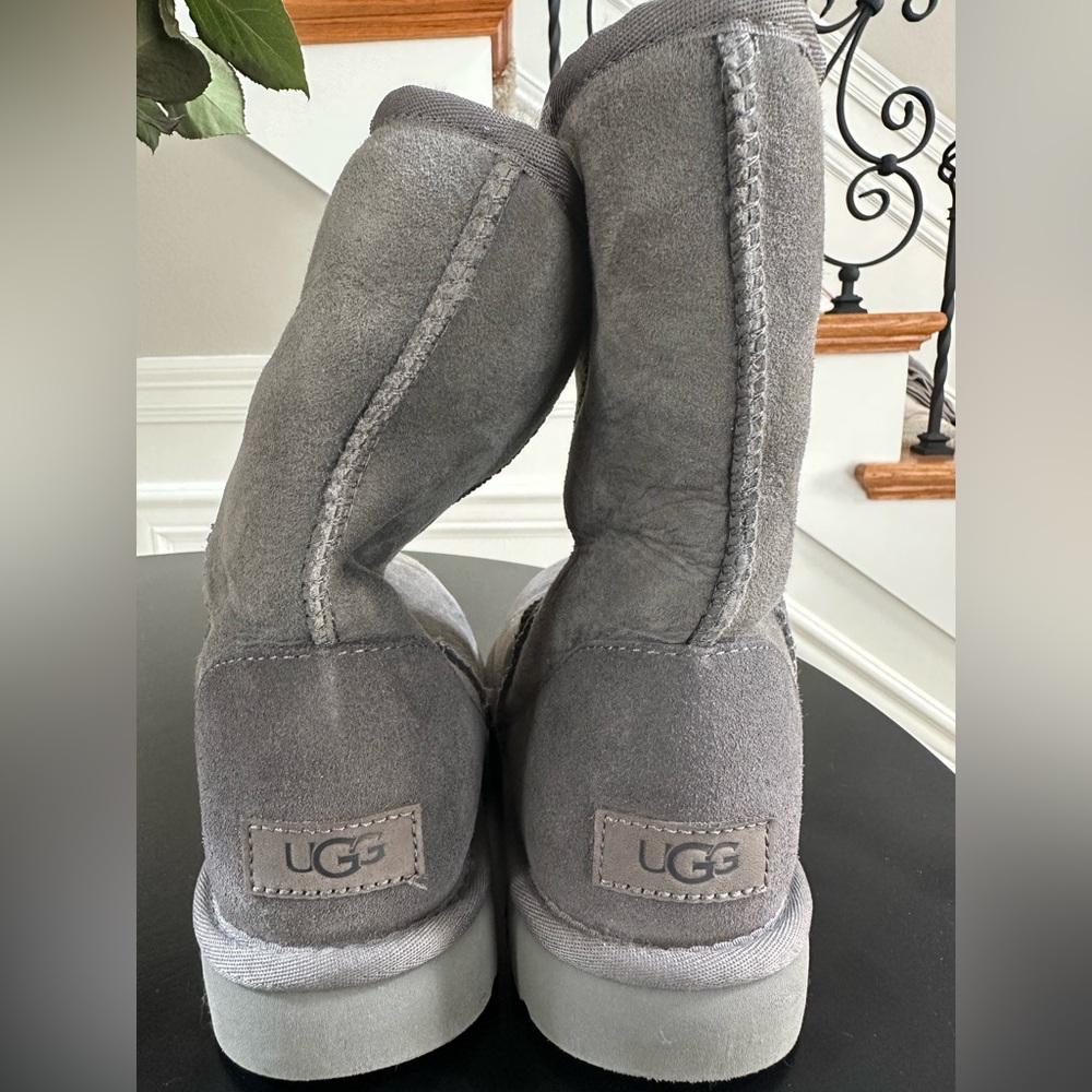 UGG Women’s short boots grey size 8. Like new. Worn once or twice.